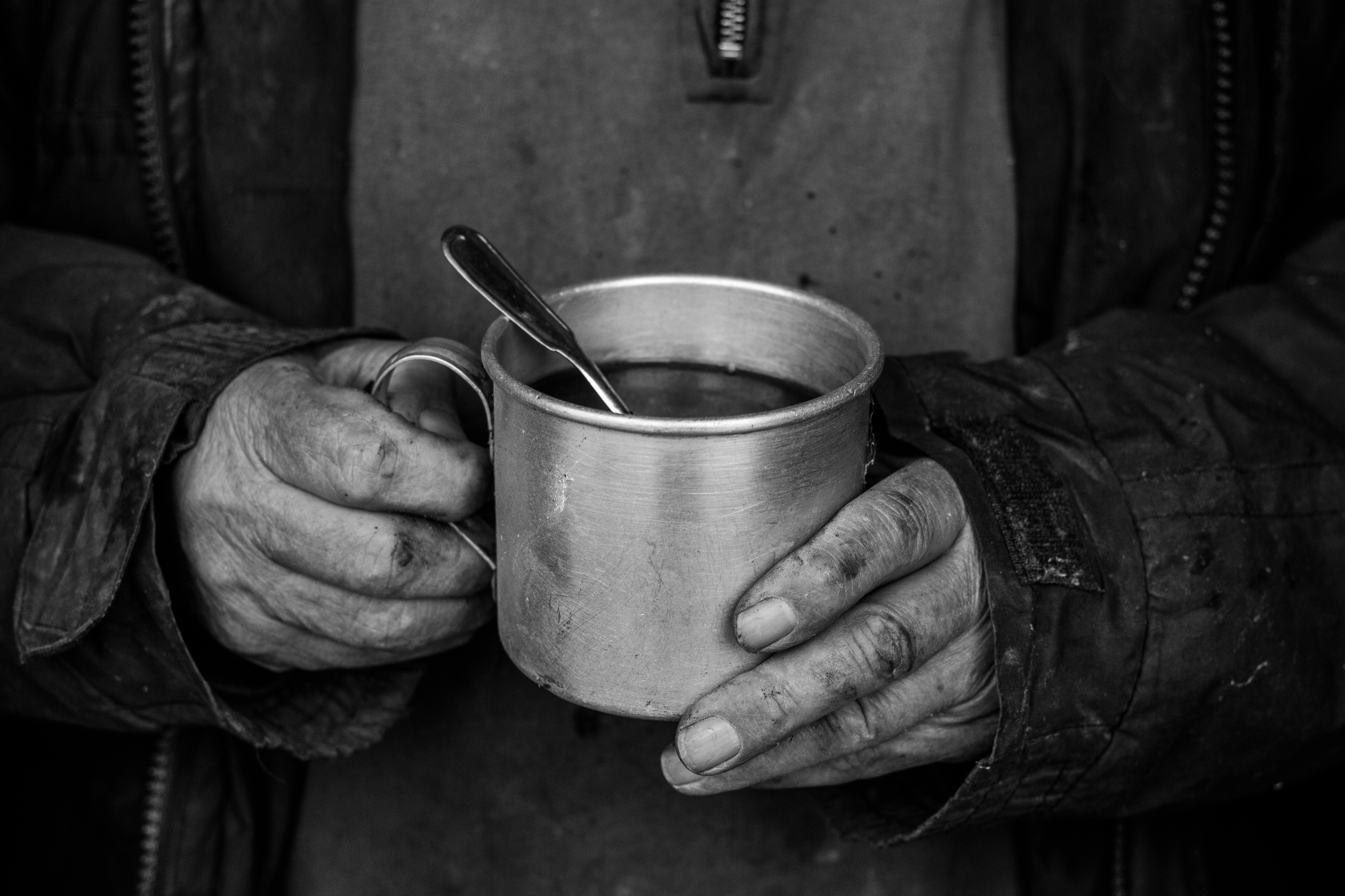 Un formateur en cuisine avec deux apprentis