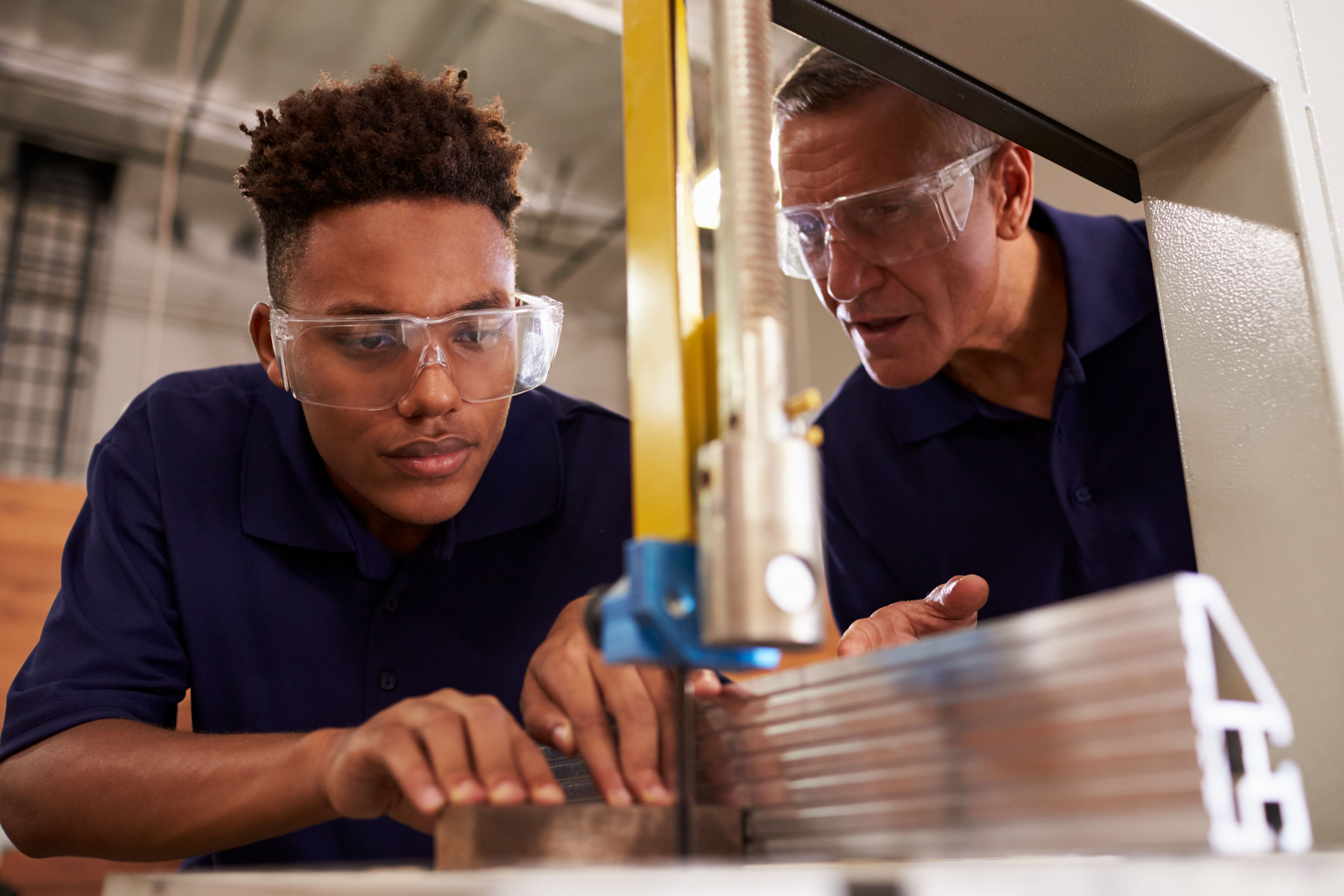 Un apprenti et son formateur