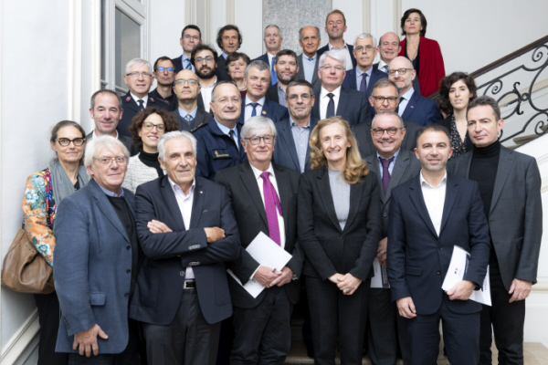 Photos de groupe des personnes présentes lors de la signature de 34 partenariats le 12 nobembre 2019