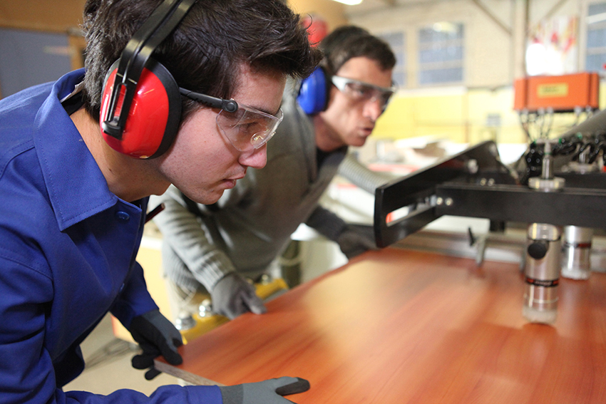 Deux apprentis travaillant en atelier